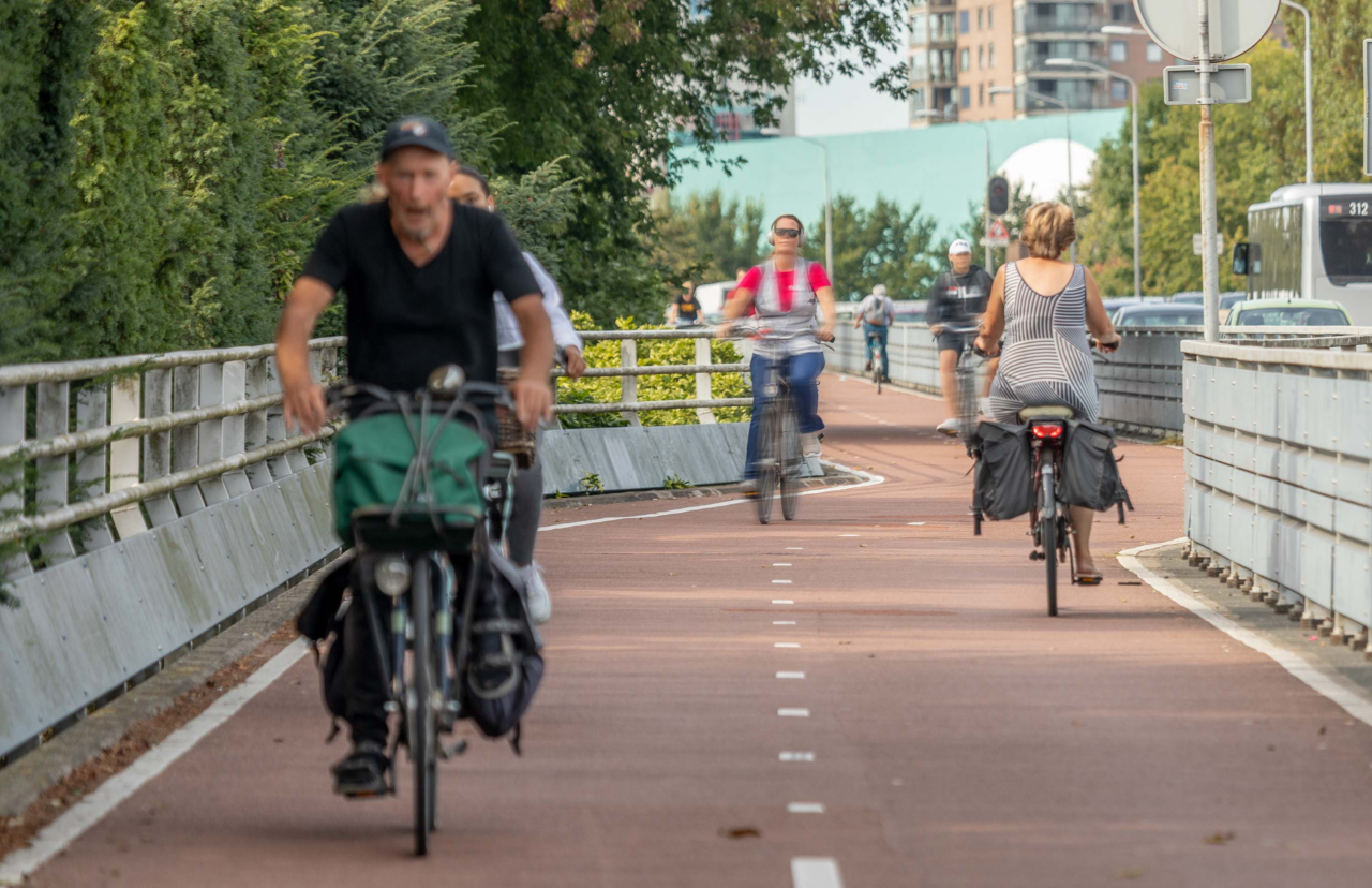 Fietsers fietsen over Algerabrug in Krimpen aan den IJssel.