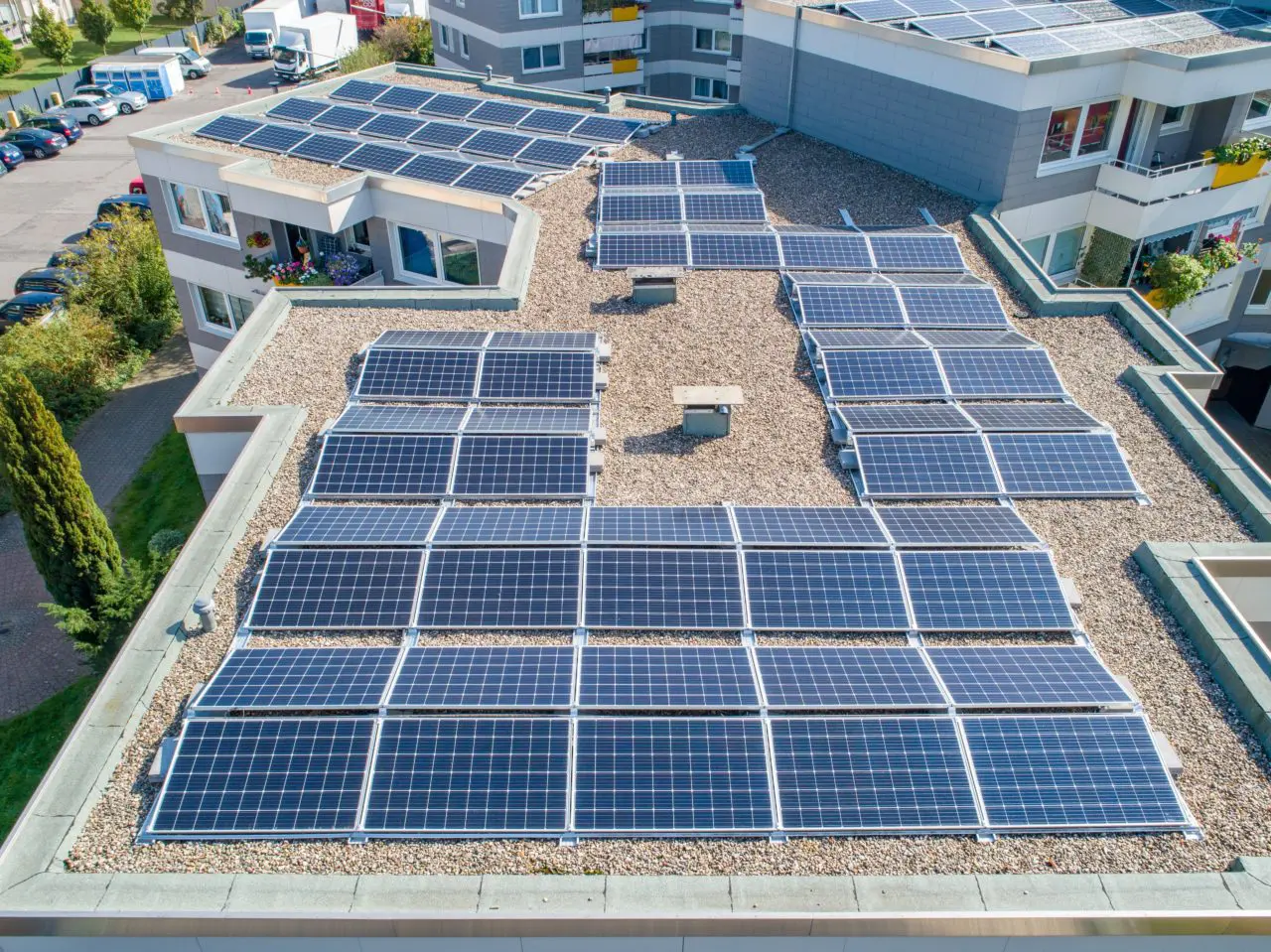 Groot dak met veel zonnepanelen.