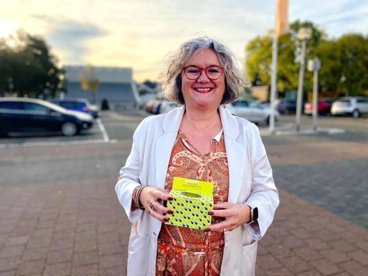 Wethouder Kirsten Jaarsma van Afval met de batterij bewaarbox van Stibat.