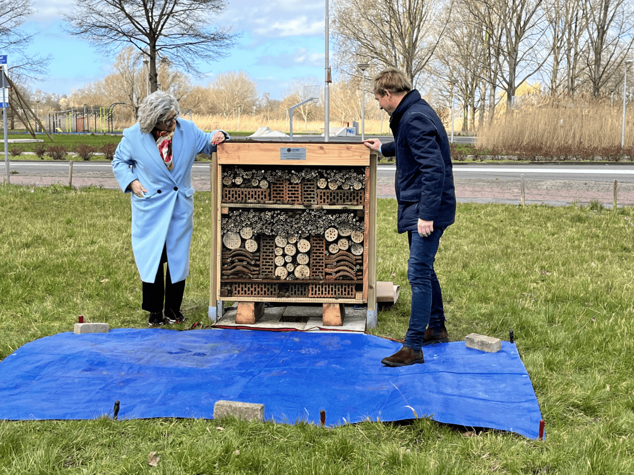 Eerste insectenhotel in Krimpen aan den IJssel geopend door de wethouder en de Lionsclub Krimpen.