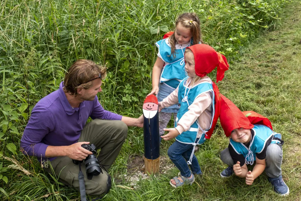 Kinderen lopen kabouterpad in Krimpen aan den IJssel.