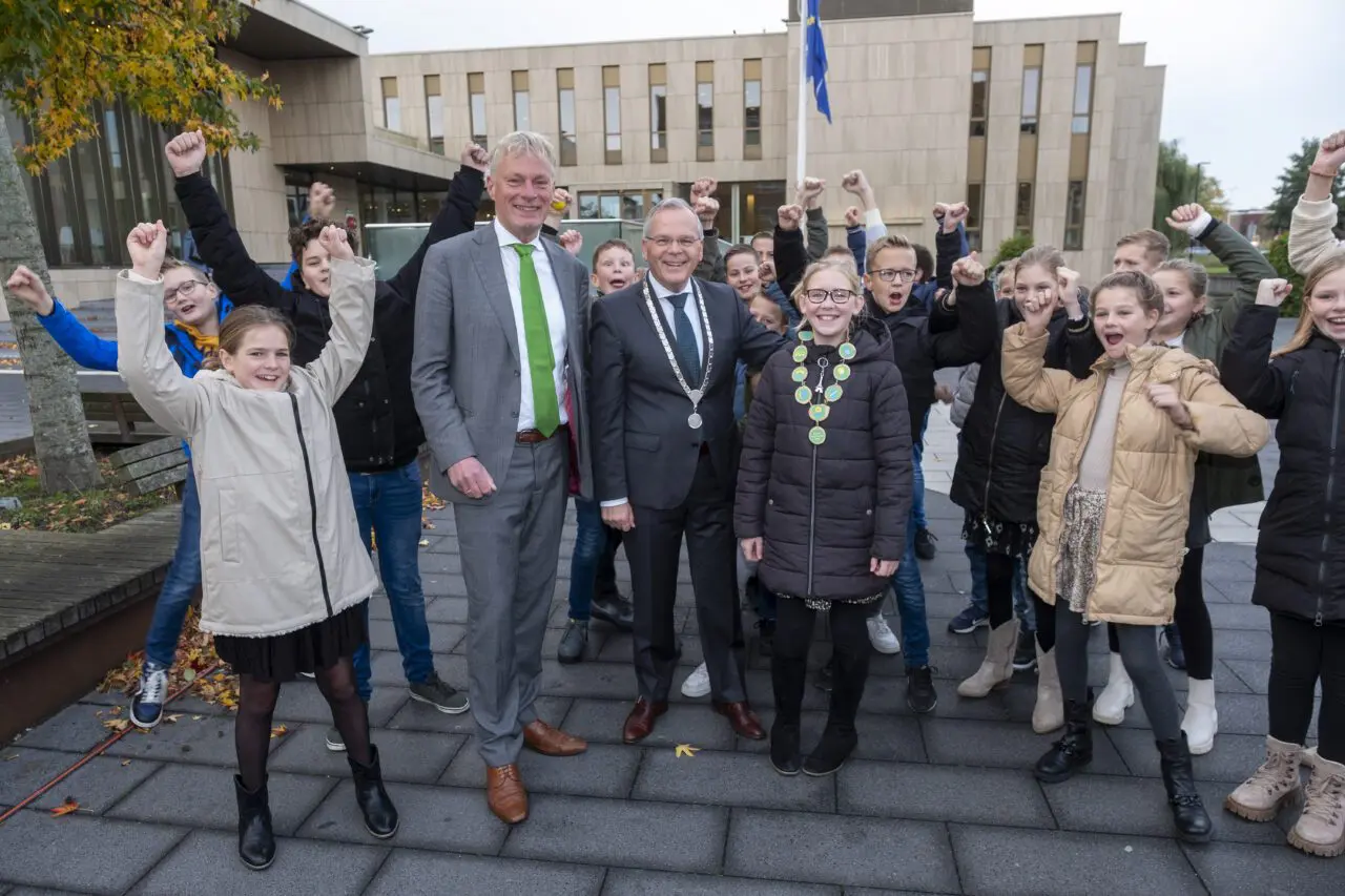 Klimaatburgemeeste Janita met haar klas bij de opening van de Klimaatweek in Krimpen aan den IJssel.