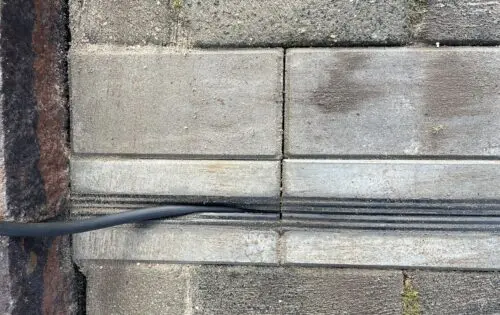Elektrisch laden met kabelgoottegels