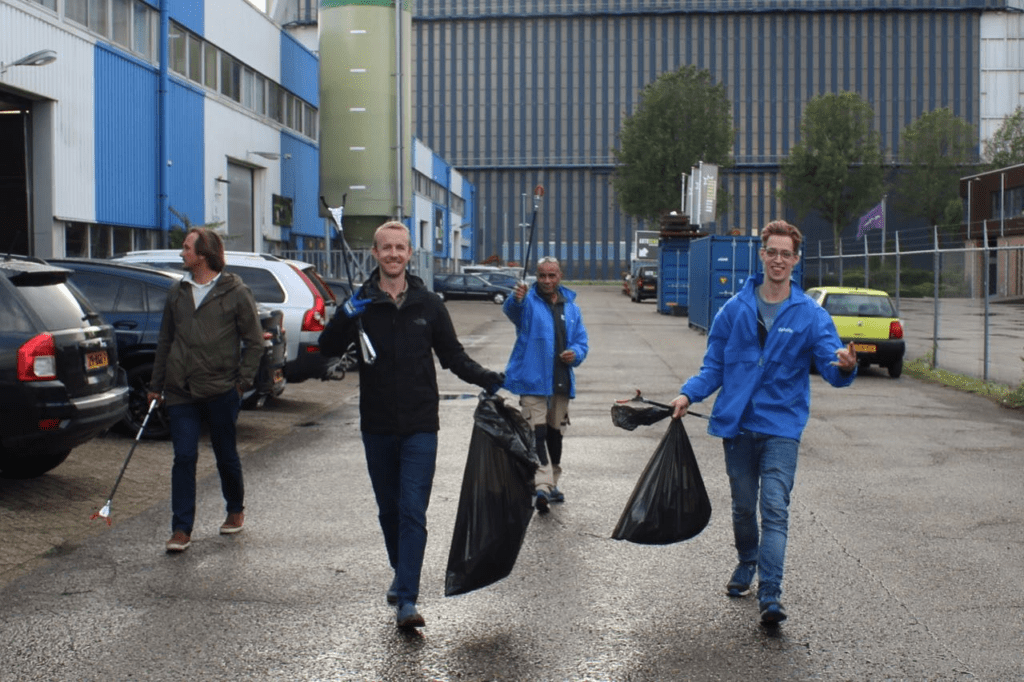 Medewerkers van bedrijf Dataflex in Krimpen aan den IJssel ruimen bedrijventerrein Strompolder op.