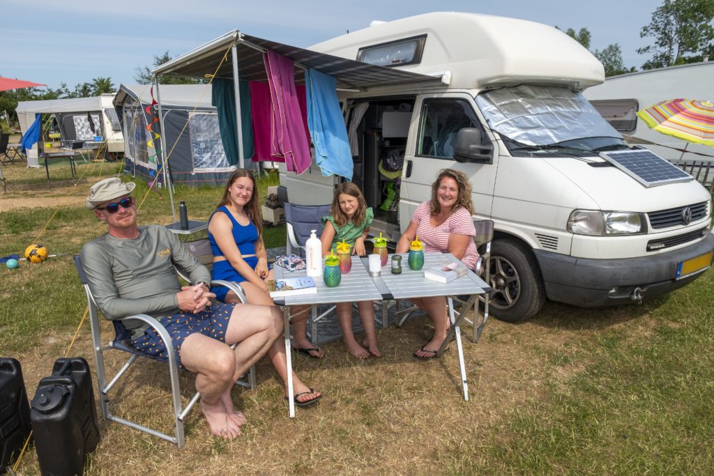 Patricia uit Krimpen aan den IJssel viert duurzaam vakantie met haar gezin bij hun camper.