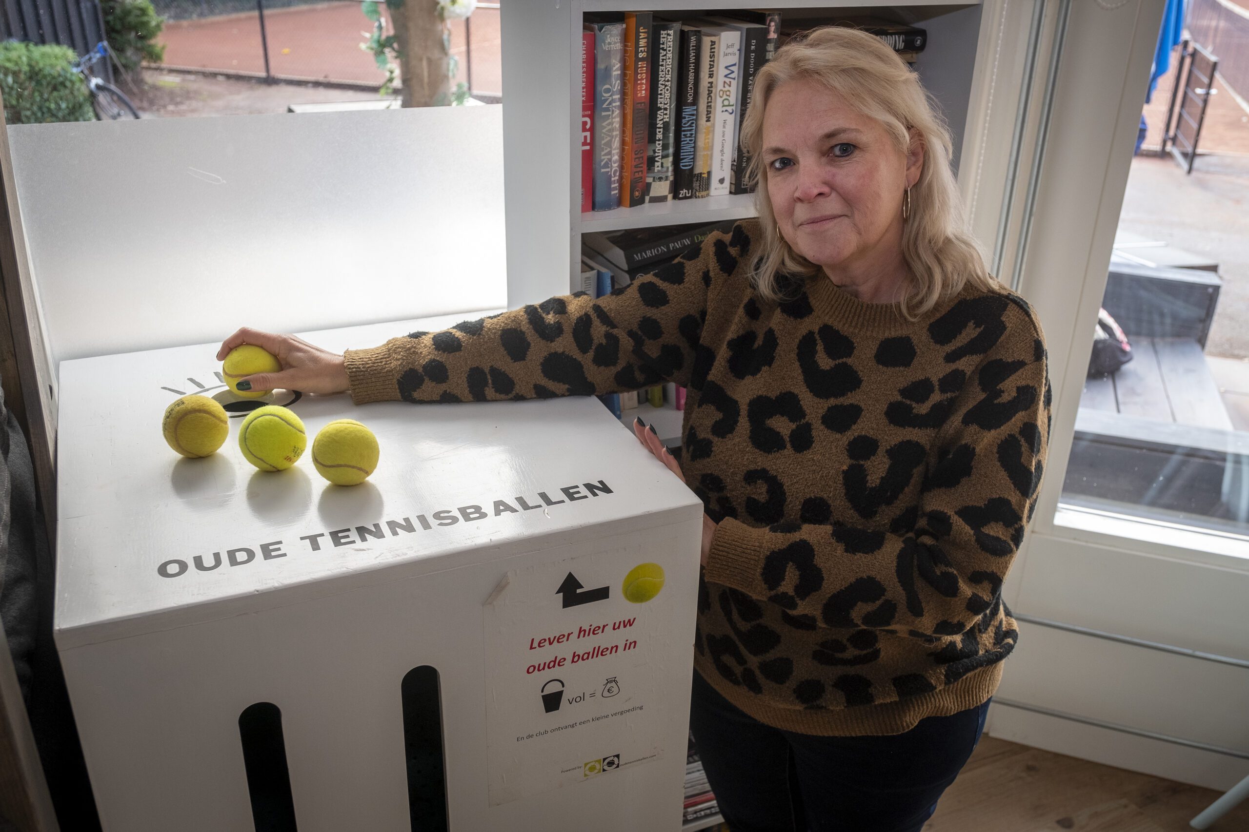 Orifesio Balwerpmachine voor honden, balmachine hond met 6 tennisballen, interactief hondenspeelgoed, elektrisch voor kleine honden, tennis balmachine voor binnen en buiten