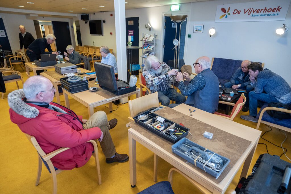 Vrijwilligers in Repair Café Krimpen aan den IJssel in de VIjverhoek. 
