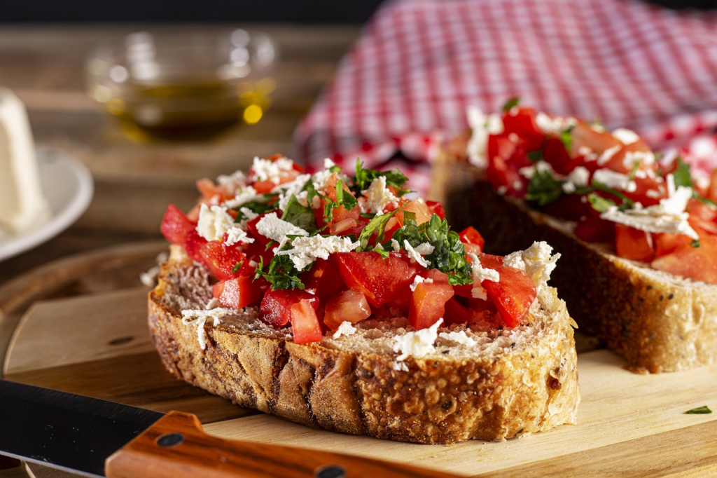 Maak bruscetta van oud brood: recept om minder brood te verspillen.