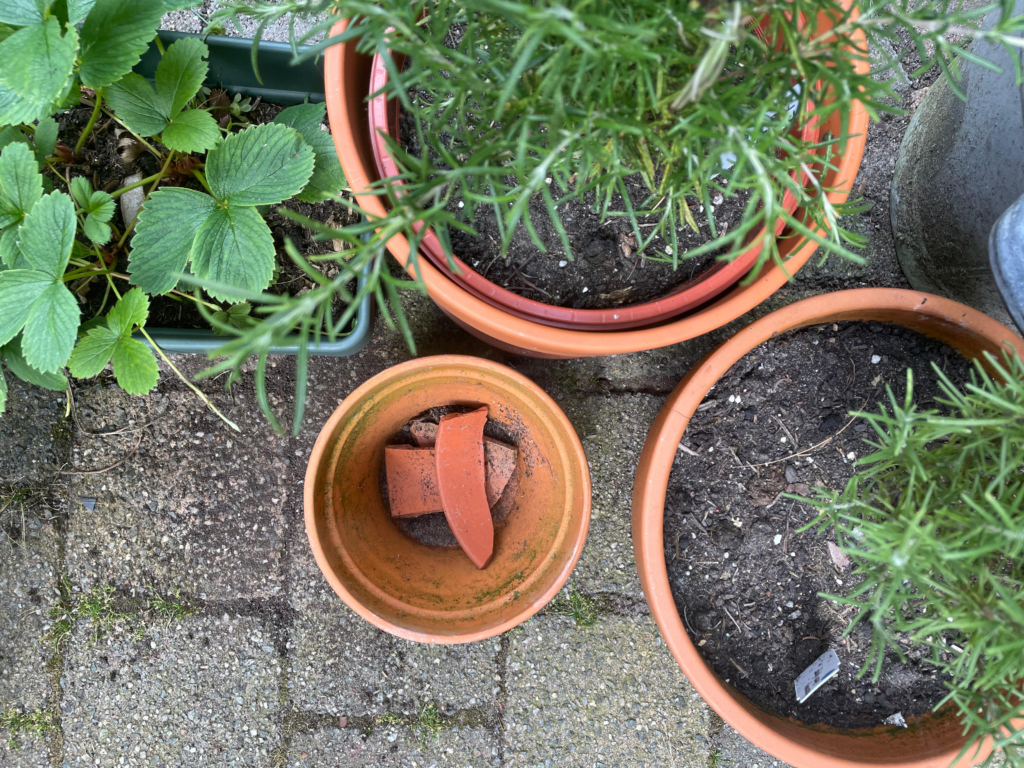 Vul een pot met scherven om water langzamer weg te laten lopen.